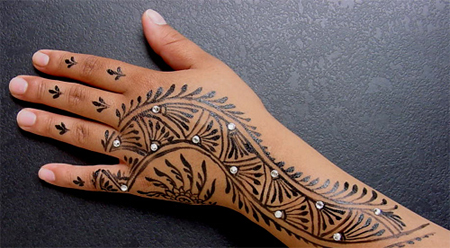 what indo western design you seeing in the image that was design by the best Indo Western mehndi designer in Mathura city, Vijay Mehndi Art & Permanent Tattoo Art.