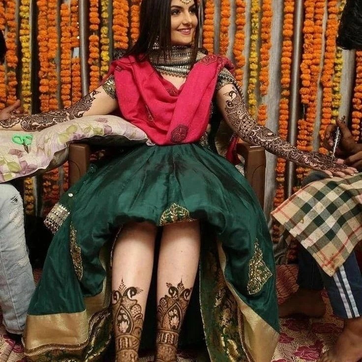 what design you seeing in the image that was design by the best mehndi designer in Mathura city, Vijay Mehndi Art & Permanent Tattoo Art.
