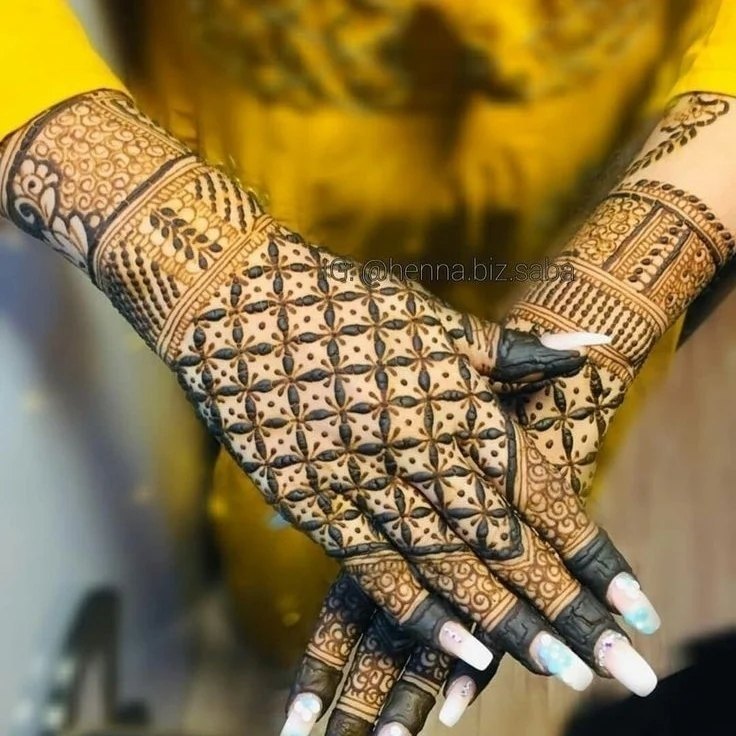 In this image you can see a mehndi design by the best Mehndi Designer in Gwalior, Vijay Mehndi Art & Permanent Tattoo Art.