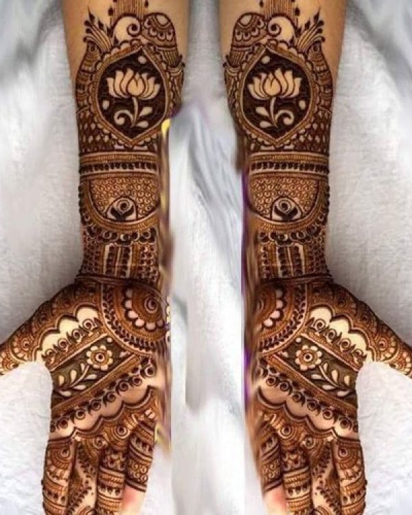 In this image you can see a madhubani mehandi design by one of the best madhubani mehndi designer in jhansi, Vijay Mehndi Art & Permanent Tattoo Art