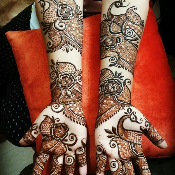 In this image you can see a indo western mehndi design by one of the best indo western mehndi designer in jhansi, Vijay Mehndi Art & Permanent Tattoo Art.