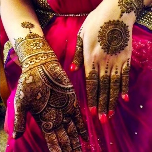 In this image you can see a dulha dulhan mehndi design by one of the best dulha dulhan mehndi designer in jhansi, Vijay Mehndi Art & Permanent Tattoo Art