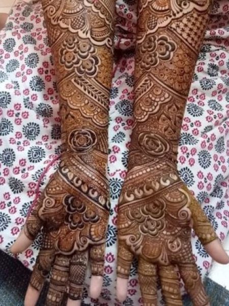 In this image you can see a marwari mehndi design by one of the best marwari mehndi designer in jhansi, Vijay Mehndi Art & Permanent Tattoo Art