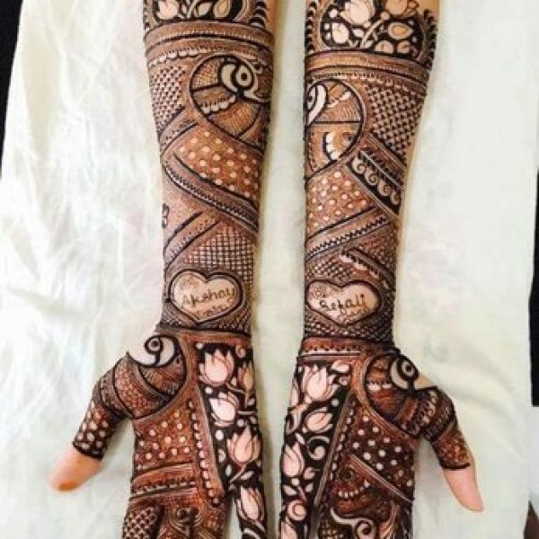 In this image you can see a bombay mehndi design by one of the best bombay mehndi designer in jhansi, Vijay Mehndi Art & Permanent tattoo Art