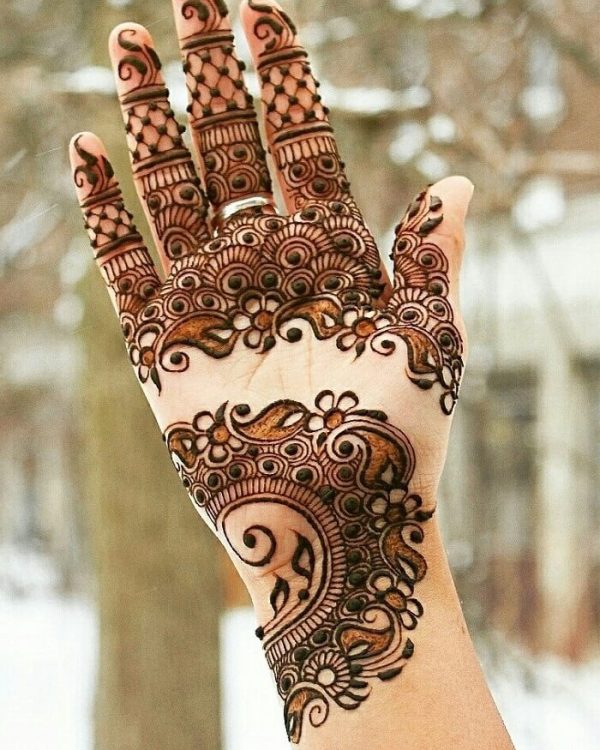 In thus image you can see a Pakistani mehndi design by one of the best pakistani mehndi designer in jhansi, Vijay Mehndi Art & Tattoo Art.